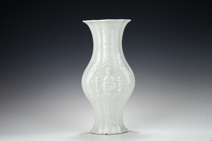 古玩陶瓷民國·白釉模印觀音海棠花觚拍賣，當前價格1850元