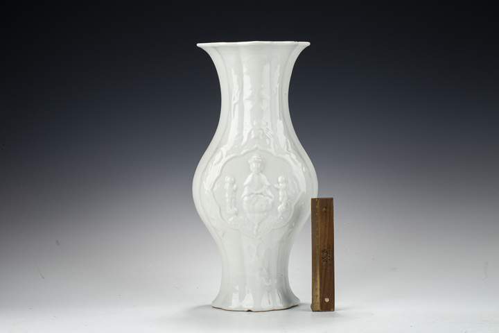 古玩陶瓷民國·白釉模印觀音海棠花觚拍賣，當前價格1850元