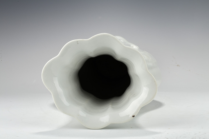 古玩陶瓷民國·白釉模印觀音海棠花觚拍賣，當前價格1850元