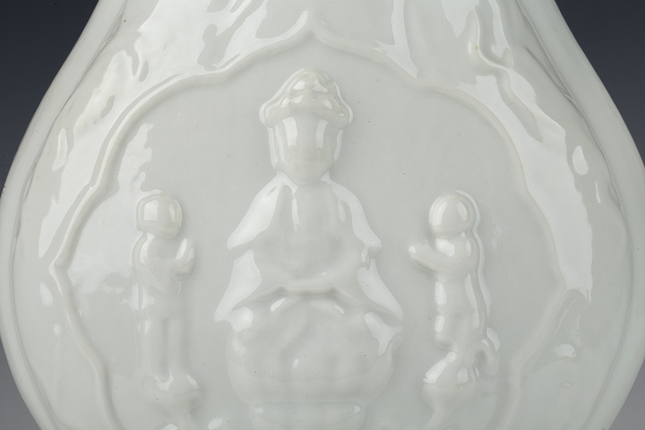 古玩陶瓷民國·白釉模印觀音海棠花觚拍賣，當前價格1850元