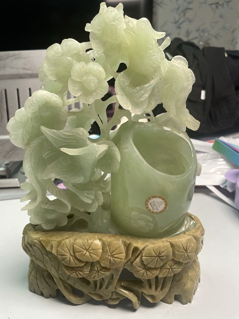 古玩陶瓷創(chuàng)匯·岫玉雕刻花鳥筆筒拍賣，當前價格680元