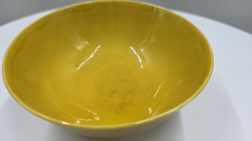 古玩陶瓷黃釉暗刻龍紋碗真品鑒賞圖