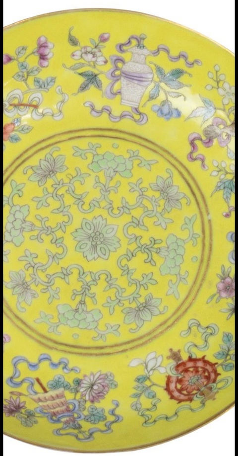 古玩陶瓷黃地佛家八寶粉彩盤真品鑒賞圖