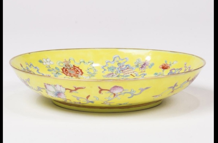 古玩陶瓷黃地佛家八寶粉彩盤真品鑒賞圖