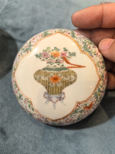 古玩陶瓷粉彩百花紋博古印盒真品鑒賞圖