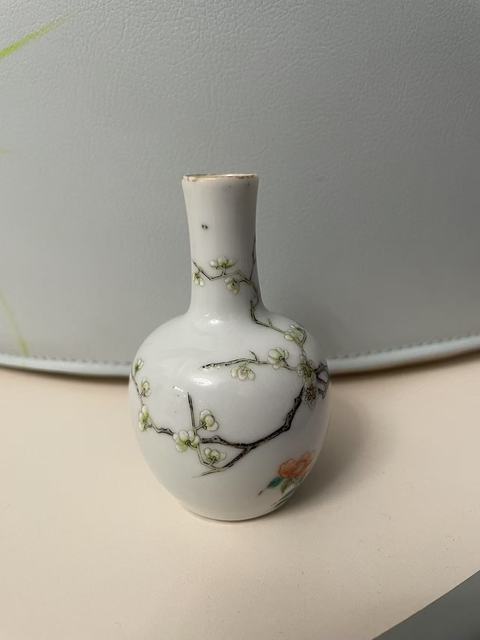 古玩陶瓷粉彩花卉紋天球瓶真品鑒賞圖
