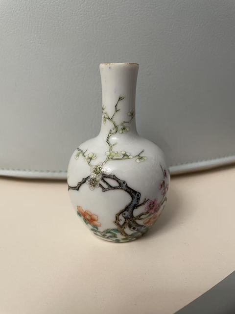 古玩陶瓷粉彩花卉紋天球瓶真品鑒賞圖