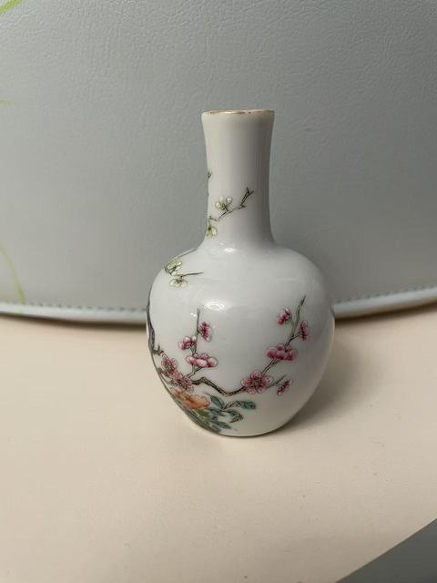 古玩陶瓷粉彩花卉紋天球瓶真品鑒賞圖