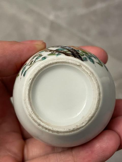 古玩陶瓷粉彩花卉紋天球瓶真品鑒賞圖