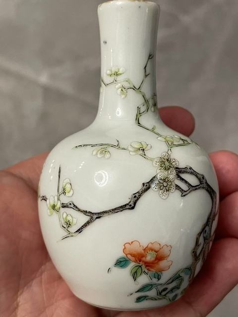 古玩陶瓷粉彩花卉紋天球瓶真品鑒賞圖