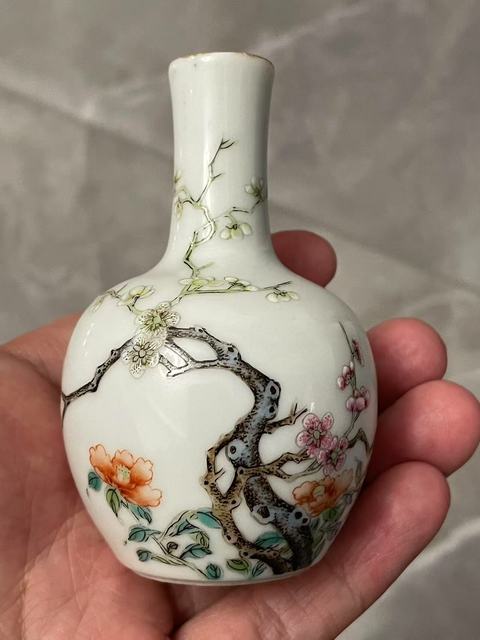 古玩陶瓷粉彩花卉紋天球瓶真品鑒賞圖