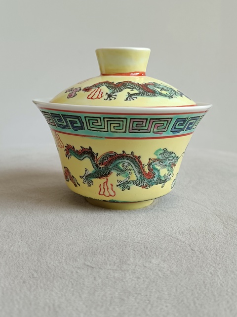 古玩陶瓷黃地五彩雙龍戲珠紋蓋碗真品鑒賞圖
