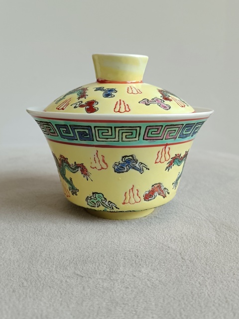 古玩陶瓷黃地五彩雙龍戲珠紋蓋碗真品鑒賞圖
