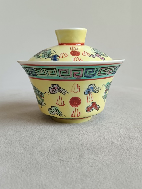 古玩陶瓷黃地五彩雙龍戲珠紋蓋碗真品鑒賞圖