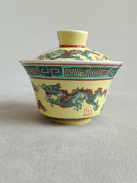 古玩陶瓷黃地五彩雙龍戲珠紋蓋碗真品鑒賞圖