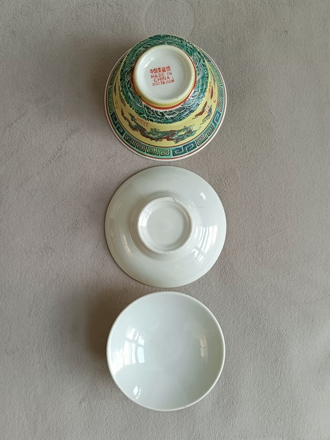 古玩陶瓷黃地五彩雙龍戲珠紋蓋碗真品鑒賞圖