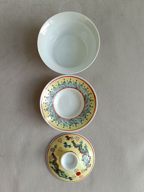 古玩陶瓷黃地五彩雙龍戲珠紋蓋碗真品鑒賞圖