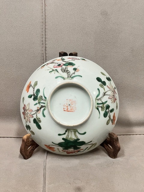 古玩陶瓷粉彩四季花卉紋碗真品鑒賞圖