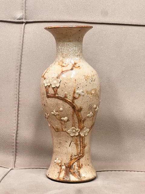 古玩陶瓷哥釉鐵骨泥花卉紋撇口瓶真品鑒賞圖
