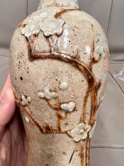 古玩陶瓷哥釉鐵骨泥花卉紋撇口瓶真品鑒賞圖