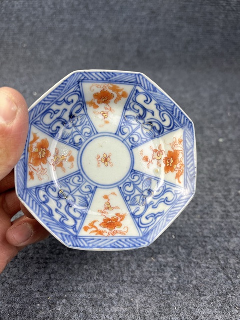古玩陶瓷青花礬紅描金八方小盤真品鑒賞圖