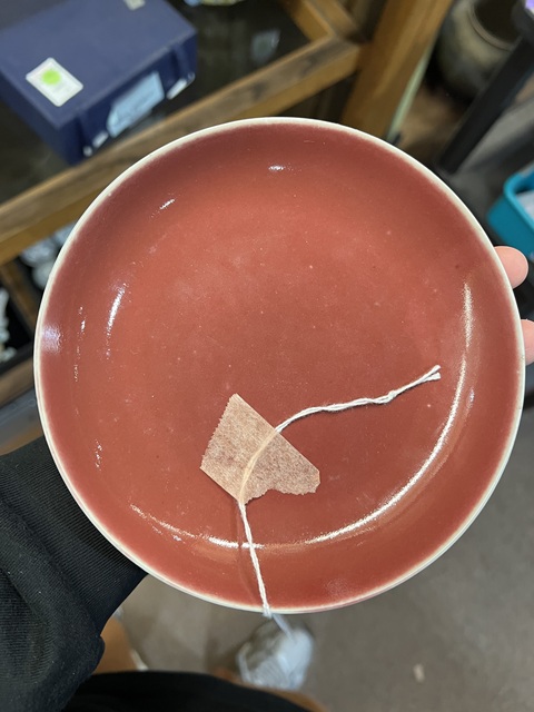 古玩陶瓷霽紅釉盤真品鑒賞圖