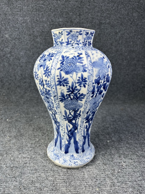 古玩陶瓷青花花卉紋八方瓶真品鑒賞圖