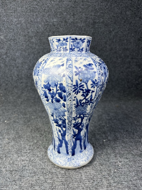 古玩陶瓷青花花卉紋八方瓶真品鑒賞圖