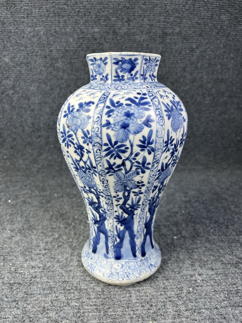 古玩陶瓷青花花卉紋八方瓶真品鑒賞圖