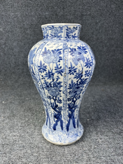 古玩陶瓷青花花卉紋八方瓶真品鑒賞圖