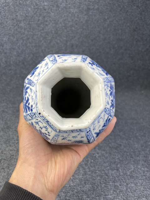 古玩陶瓷青花花卉紋八方瓶真品鑒賞圖