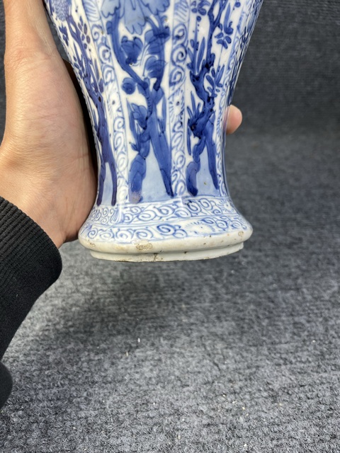 古玩陶瓷青花花卉紋八方瓶真品鑒賞圖