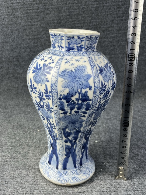 古玩陶瓷青花花卉紋八方瓶真品鑒賞圖