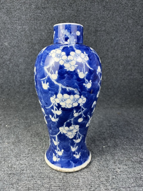 古玩陶瓷青花冰梅雞腿瓶真品鑒賞圖