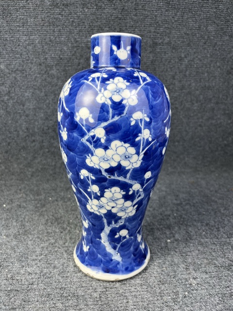 古玩陶瓷青花冰梅雞腿瓶真品鑒賞圖