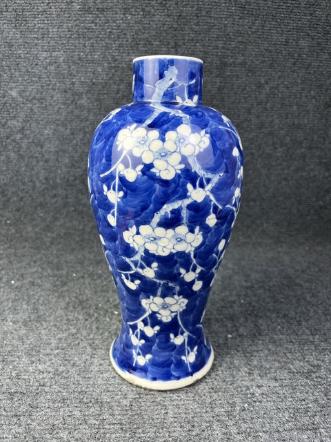 古玩陶瓷青花冰梅雞腿瓶真品鑒賞圖