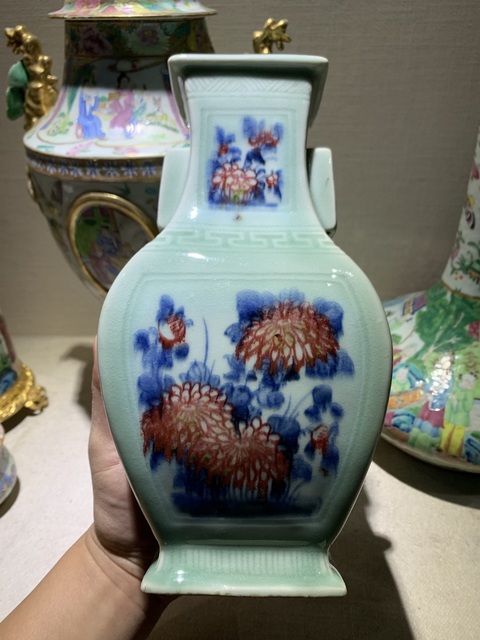 古玩陶瓷冬青釉青花釉里紅花卉紋四方瓶真品鑒賞圖