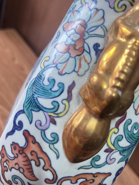 古玩陶瓷斗彩抱月瓶真品鑒賞圖