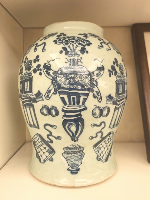 古玩陶瓷晚清豆青青花雜寶紋將軍罐真品鑒賞圖