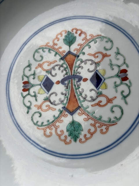 古玩陶瓷斗彩忍冬紋盤真品鑒賞圖