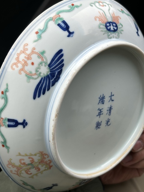 古玩陶瓷斗彩忍冬紋盤真品鑒賞圖