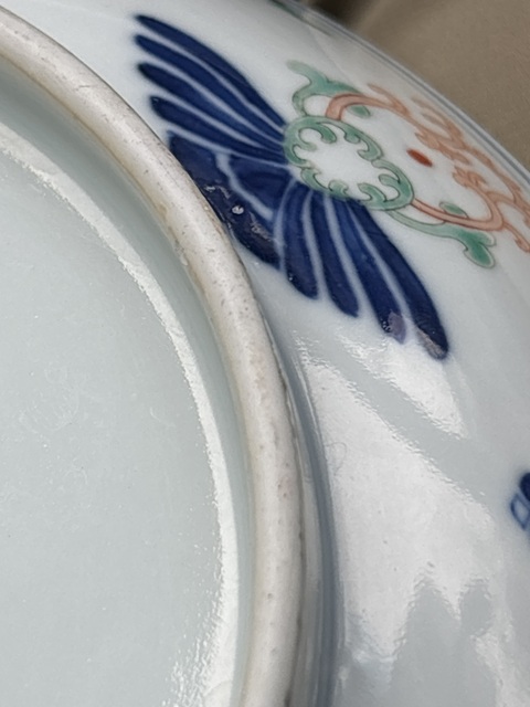 古玩陶瓷斗彩忍冬紋盤真品鑒賞圖