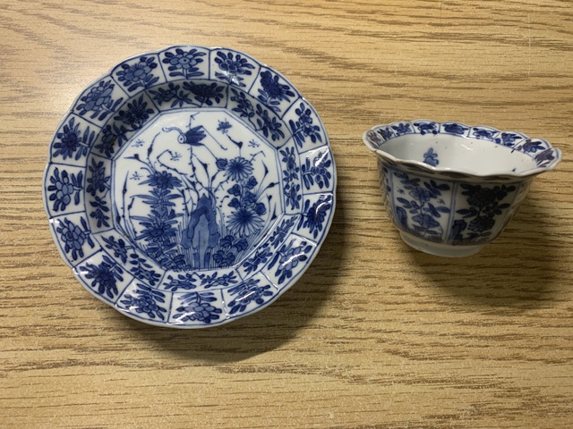 古玩陶瓷青花蟲草紋杯碟真品鑒賞圖