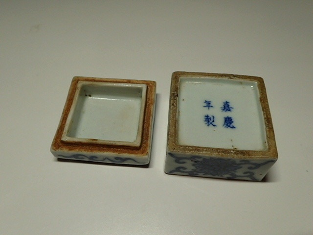 古玩陶瓷青花四方蓋盒真品鑒賞圖