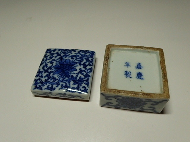 古玩陶瓷青花四方蓋盒真品鑒賞圖