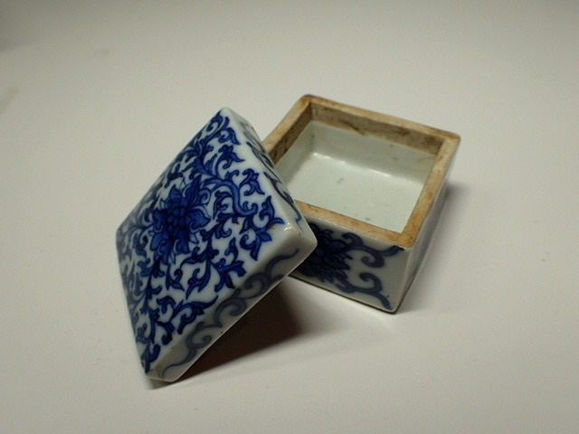 古玩陶瓷青花四方蓋盒真品鑒賞圖