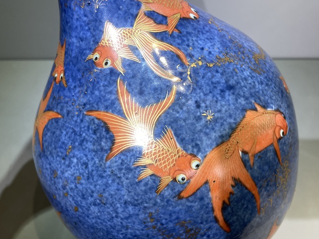 古玩陶瓷灑籃釉礬紅描金瓶真品鑒賞圖