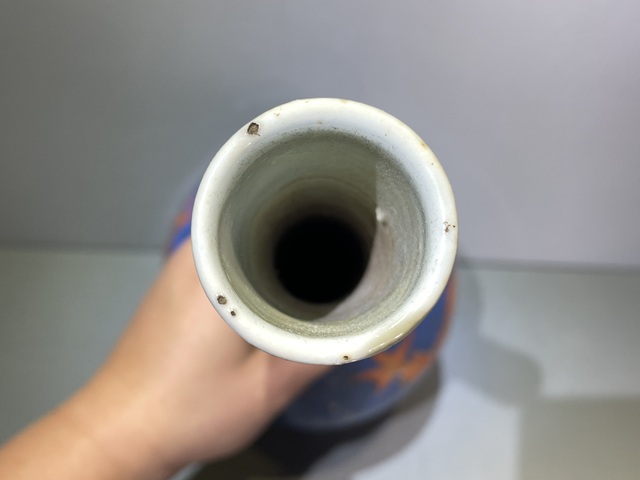 古玩陶瓷灑籃釉礬紅描金瓶真品鑒賞圖