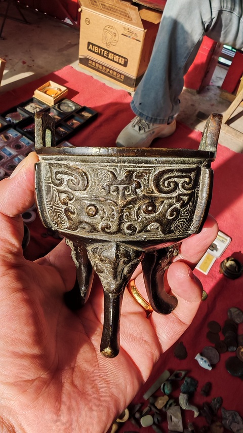古玩銅器獸面紋戈足鼎式爐真品鑒賞圖