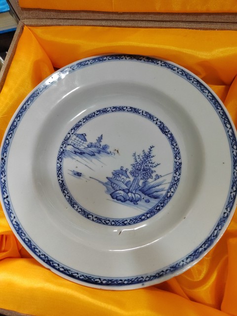 古玩陶瓷清乾隆 青花山水紋折沿盤真品鑒賞圖